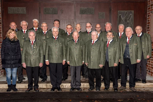 Der Männerchor mit Dirigentin Evi Mittermaier. Heinz Zuber (2. von links obere Reihe) ist in zwischen verstorben. Max Steinlehner fehlt auf dem Bild.